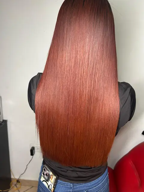 Cabello largo alaciado con tinte cobrizo
