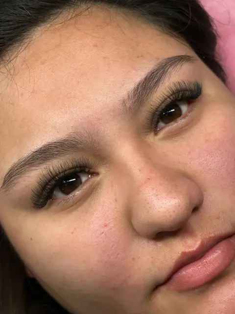 Clienta con extensiones de pestañas y cejas definidas