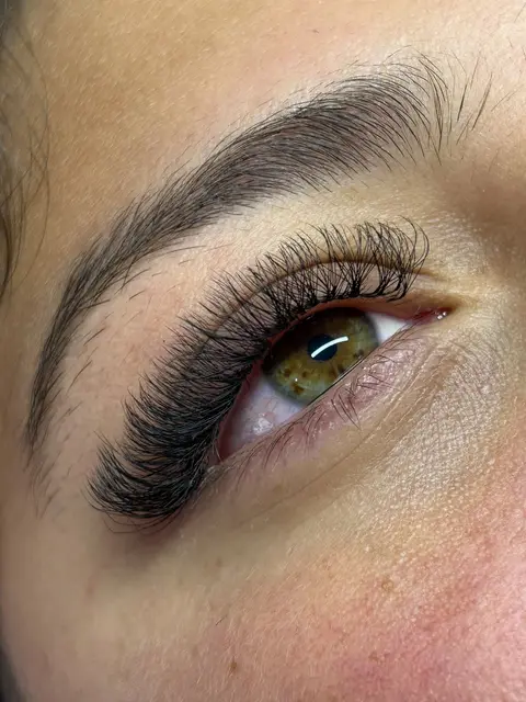 Extensiones de pestañas con volumen hechas por Daniela en Moon Beauty Studio